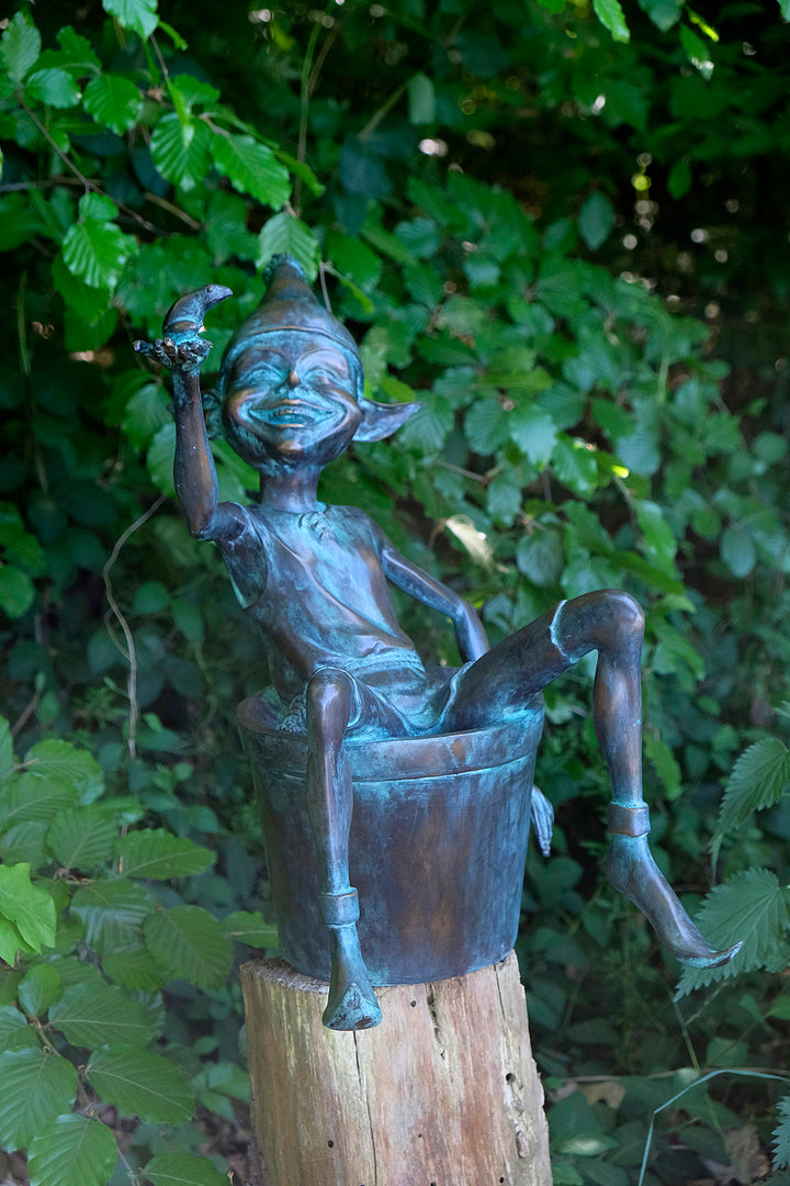 Bronzen sculptuur van een elfje met een kikker zittend in een emmer