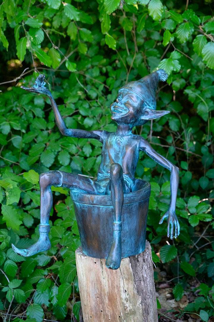 Bronzen sculptuur van een elfje met een kikker zittend in een emmer