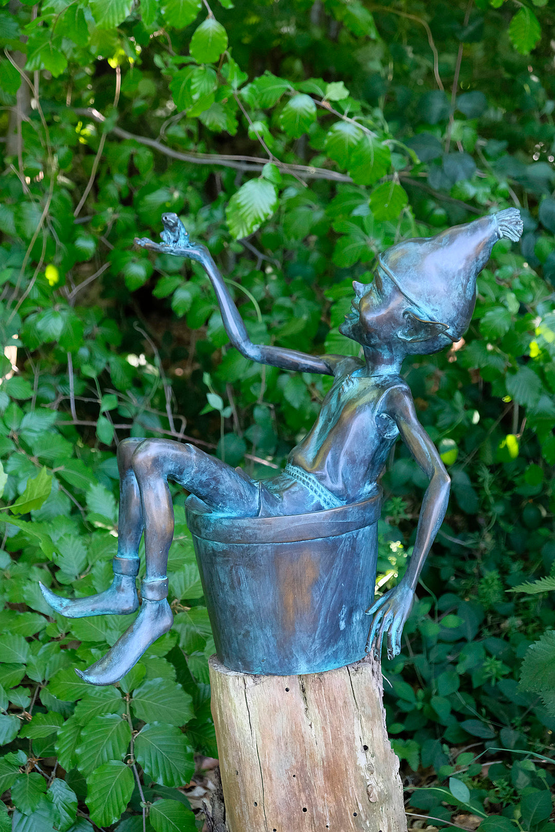 Bronzen sculptuur van een elfje met een kikker zittend in een emmer