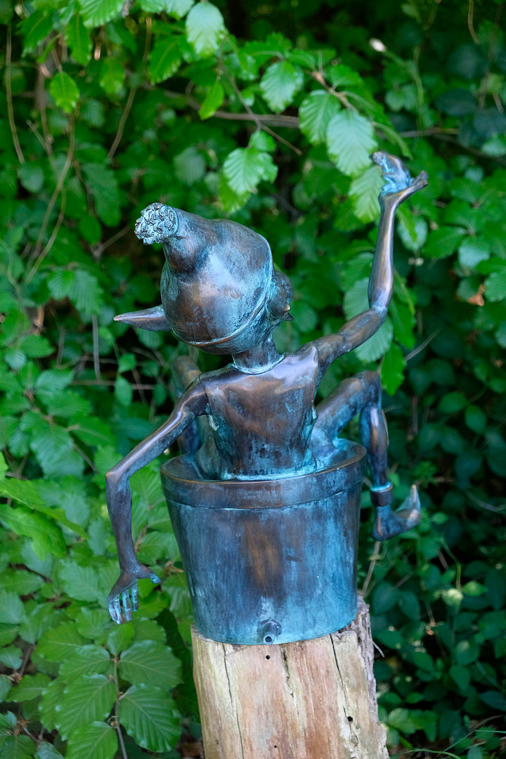 Bronzen sculptuur van een elfje met een kikker zittend in een emmer