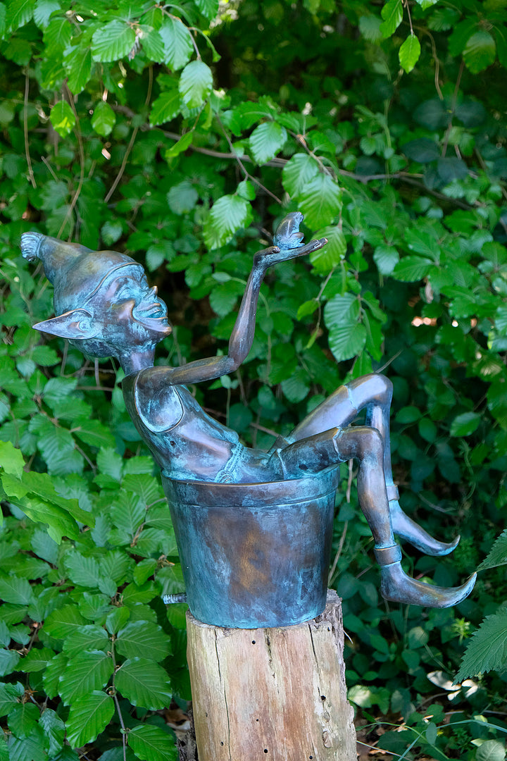 Bronzen sculptuur van een elfje met een kikker zittend in een emmer