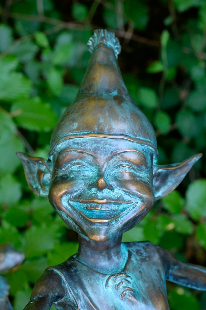 Bronzen sculptuur van een elfje met een kikker zittend in een emmer