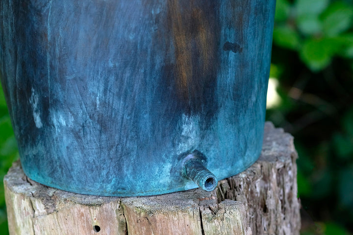 Bronzen sculptuur van een elfje met een kikker zittend in een emmer