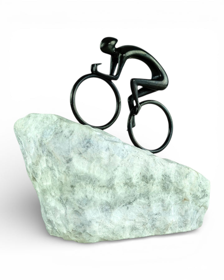 Bronzen beeld van een wielrenner op natuursteen – “Pedal to the Top”