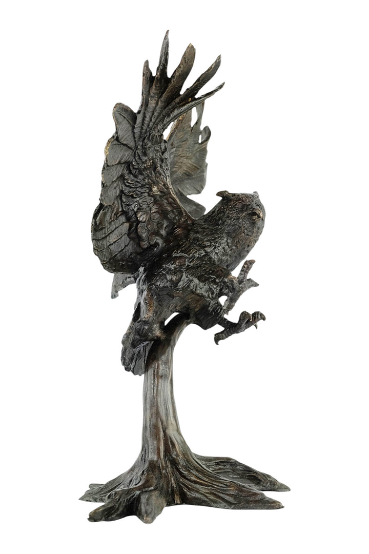 Bronzeskulptur einer Eule - Landung mit offenen Flügeln