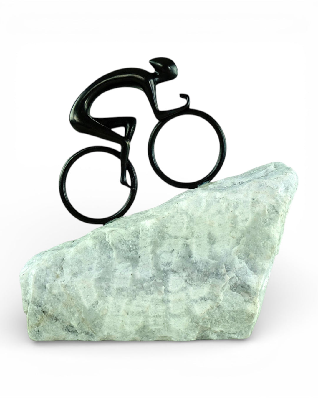 Bronzen beeld van een wielrenner op natuursteen – “Pedal to the Top”