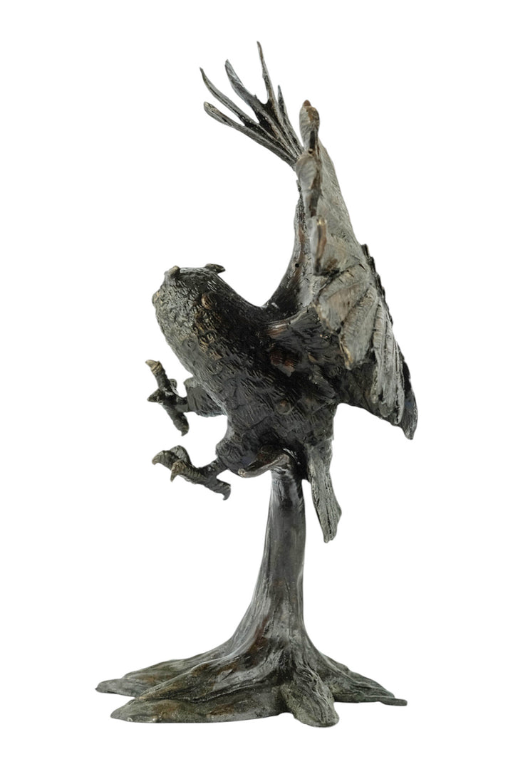 Bronzeskulptur einer Eule - Landung mit offenen Flügeln