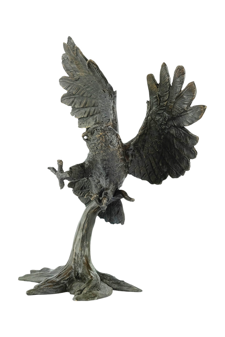 Bronzeskulptur einer Eule - Landung mit offenen Flügeln