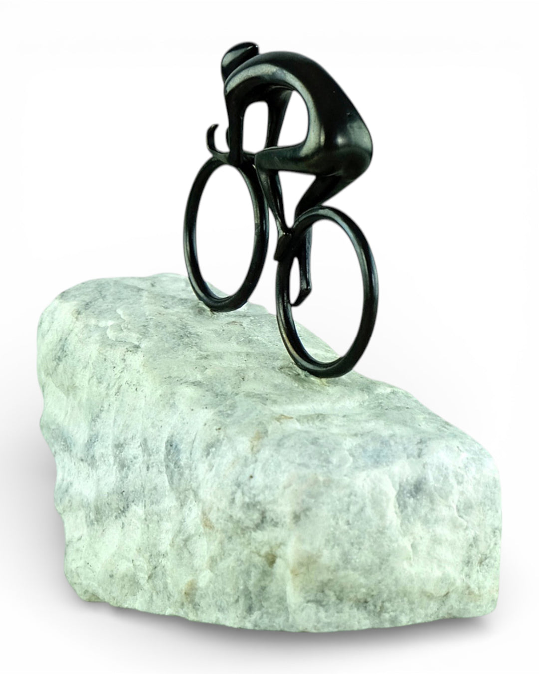 Bronzen beeld van een wielrenner op natuursteen – “Pedal to the Top”
