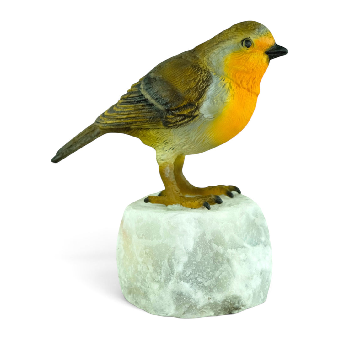 Scultura in bronzo raffigurante un pettirosso europeo su pietra naturale