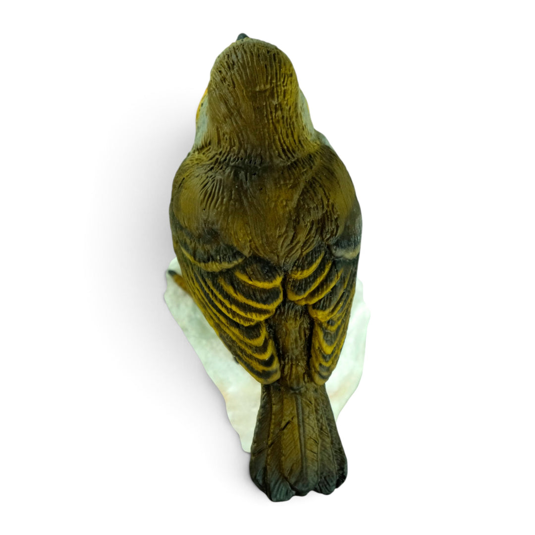 Scultura in bronzo raffigurante un pettirosso europeo su pietra naturale