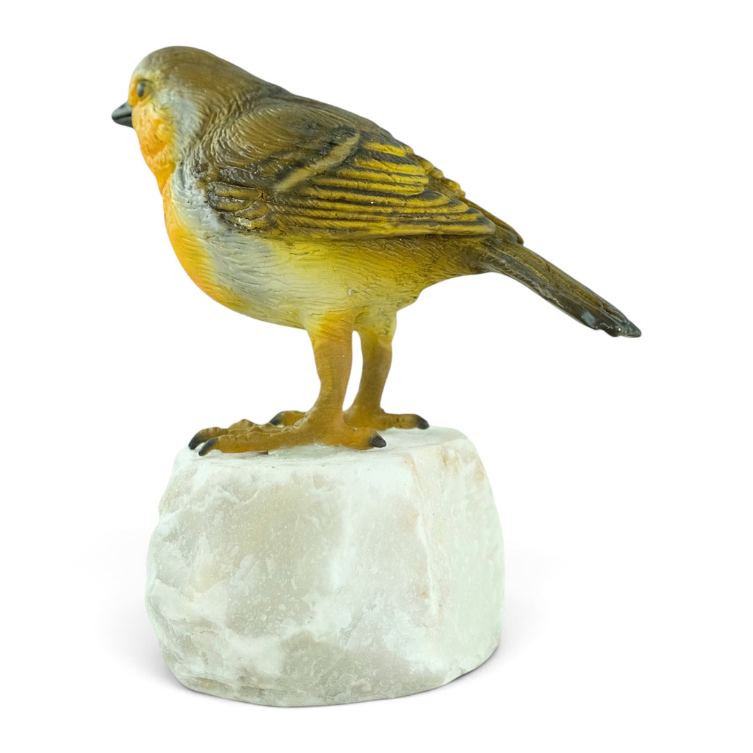 Scultura in bronzo raffigurante un pettirosso europeo su pietra naturale