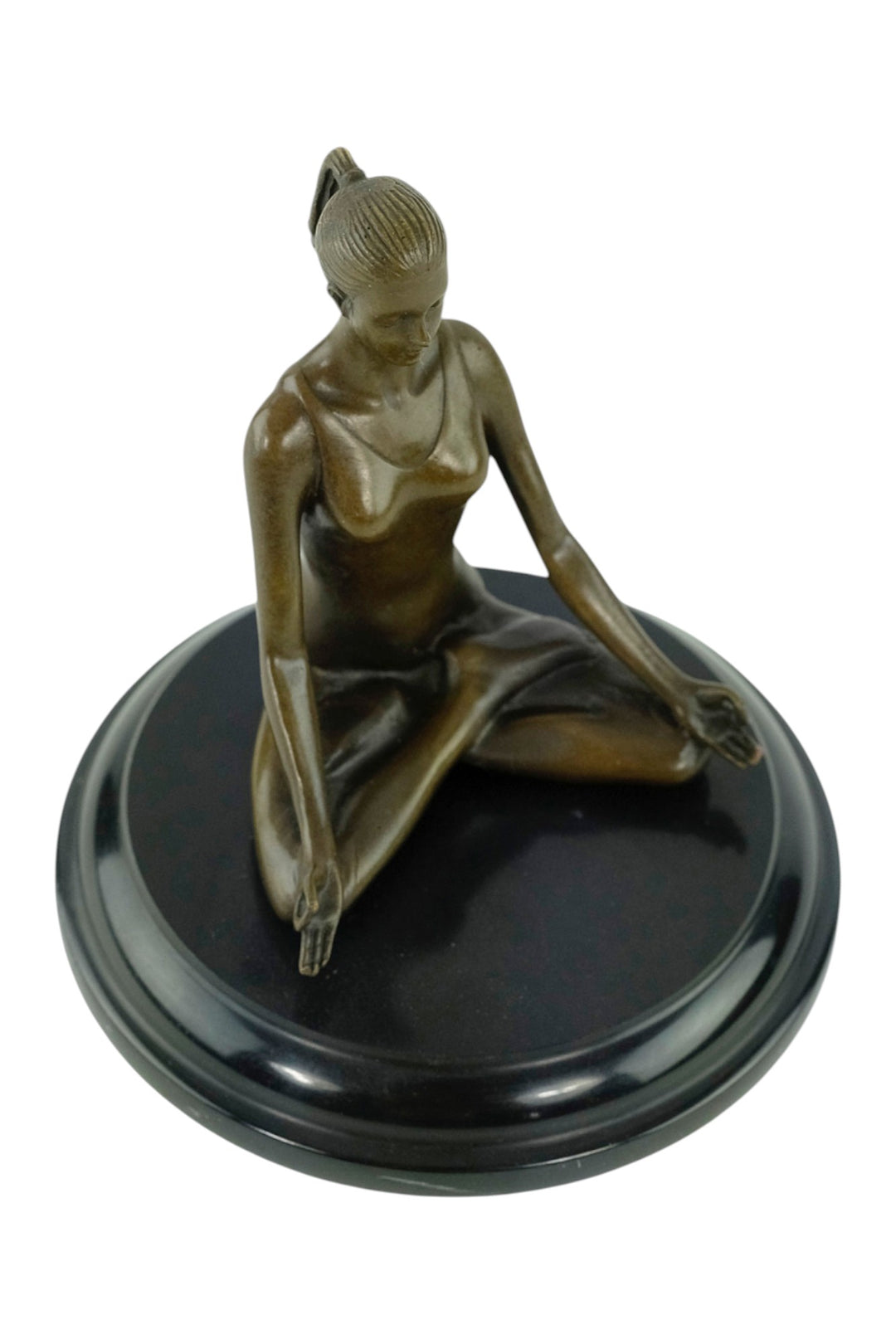 Bronze-Skulptur einer meditierenden Frau