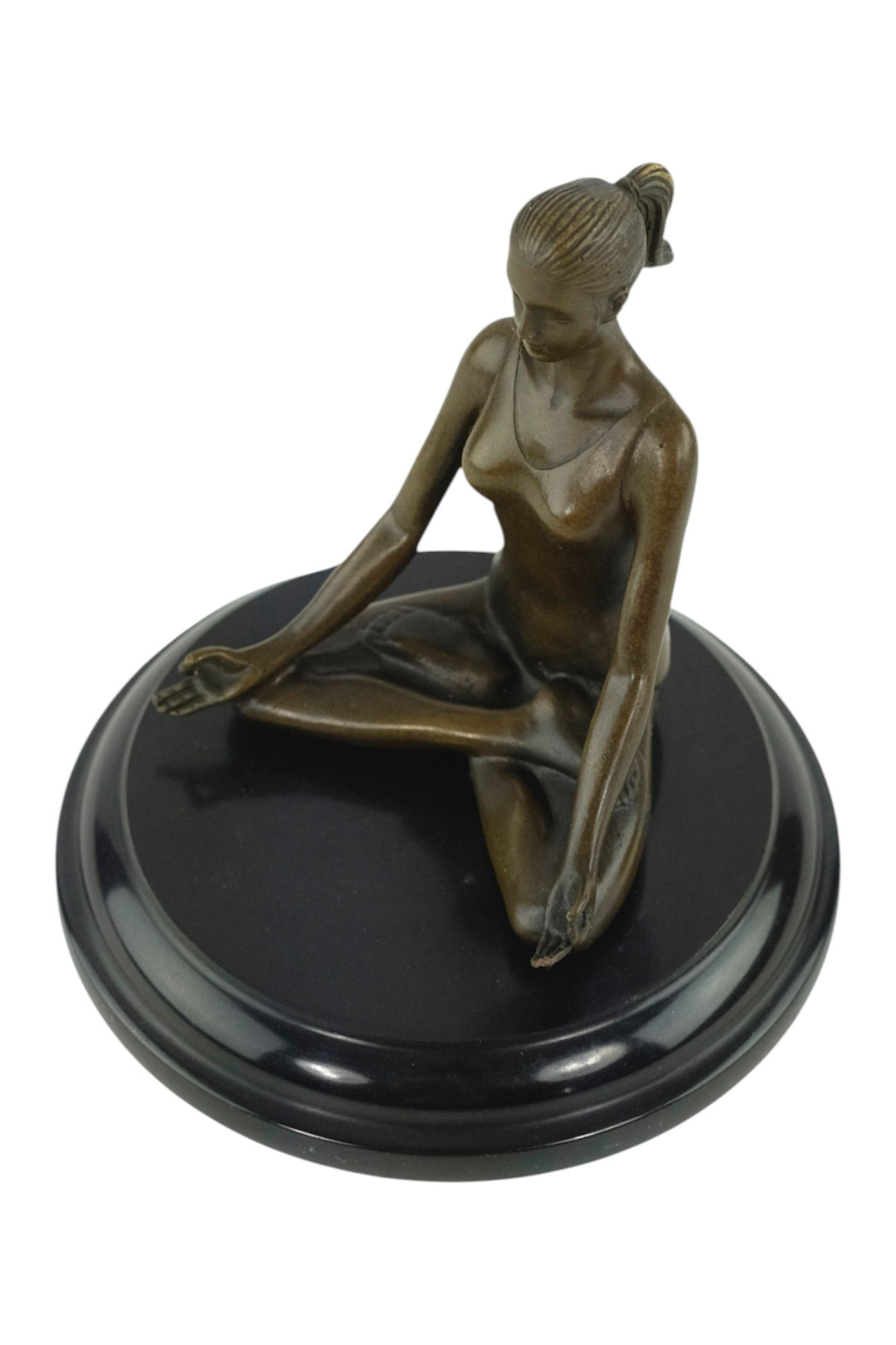 Bronze-Skulptur einer meditierenden Frau
