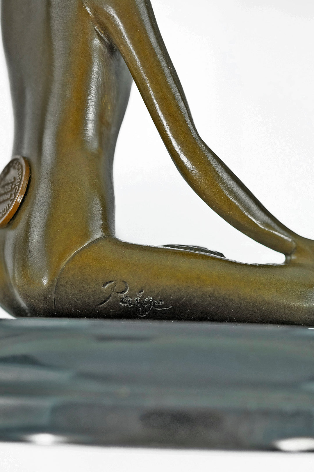 Bronze-Skulptur einer meditierenden Frau