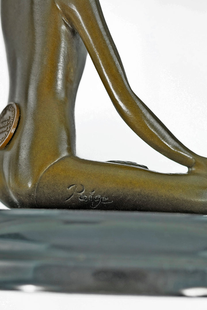 Bronze-Skulptur einer meditierenden Frau