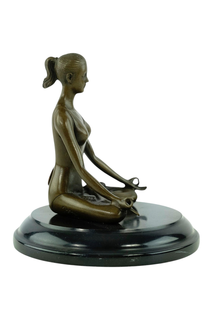 Bronze-Skulptur einer meditierenden Frau