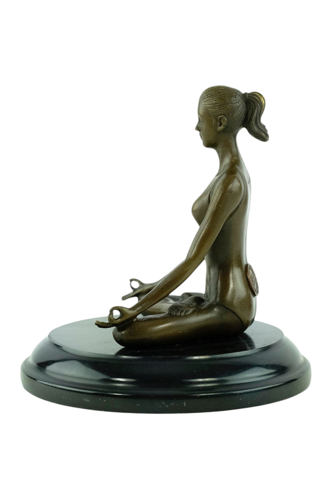Bronze-Skulptur einer meditierenden Frau