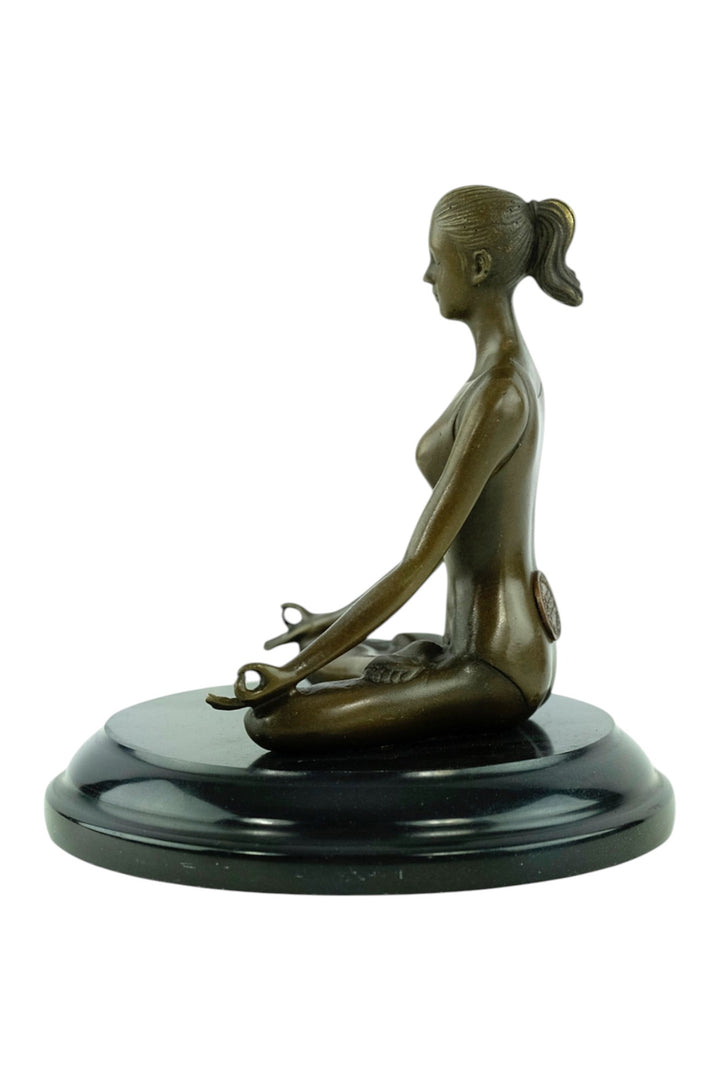 Bronze-Skulptur einer meditierenden Frau