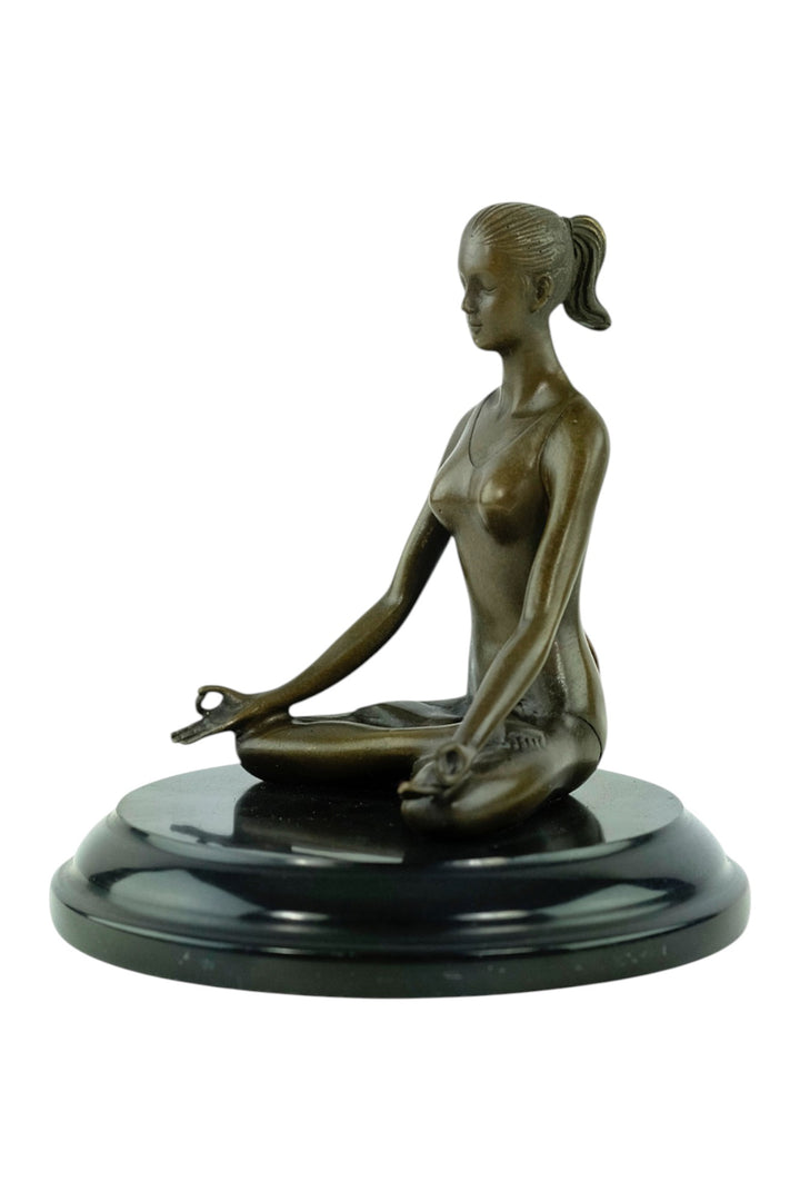 Bronze-Skulptur einer meditierenden Frau