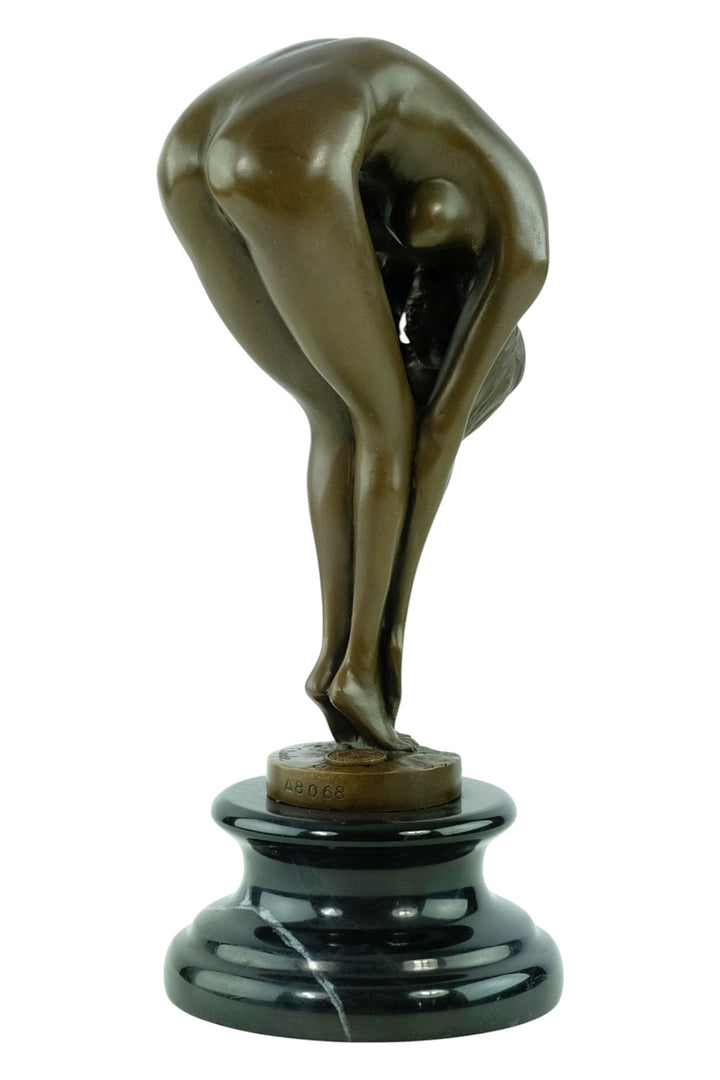Bronze-Skulptur einer weiblichen Aktfigur in anmutiger Biegung