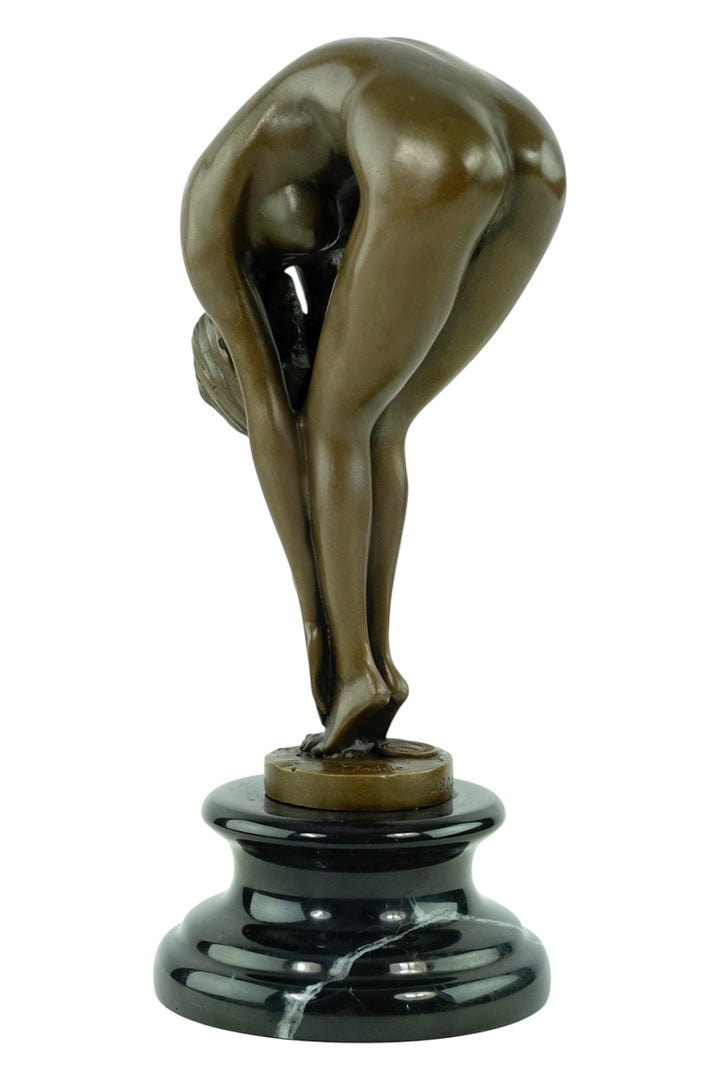 Bronze-Skulptur einer weiblichen Aktfigur in anmutiger Biegung