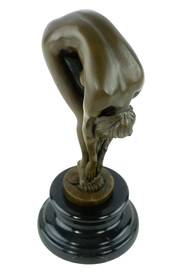 Bronze-Skulptur einer weiblichen Aktfigur in anmutiger Biegung