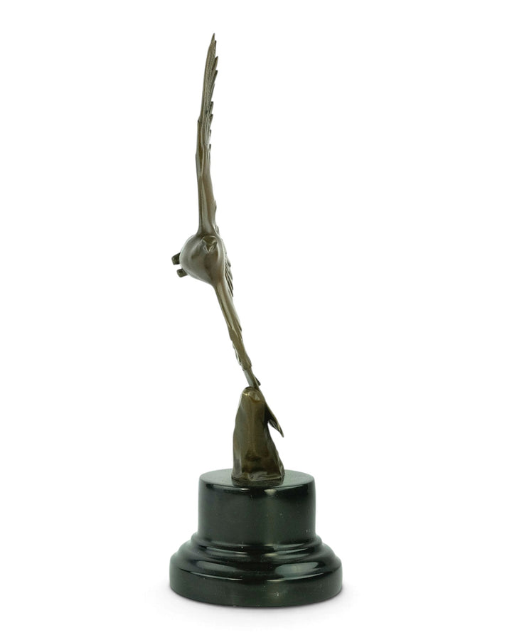 Bronzeskulptur einer fliegenden Taube