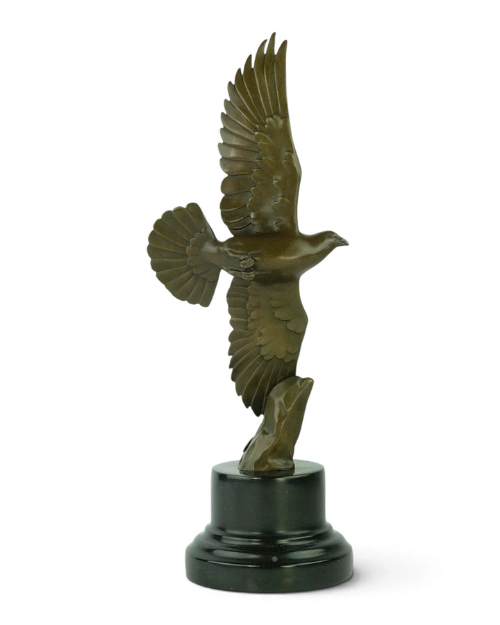 Bronzeskulptur einer fliegenden Taube