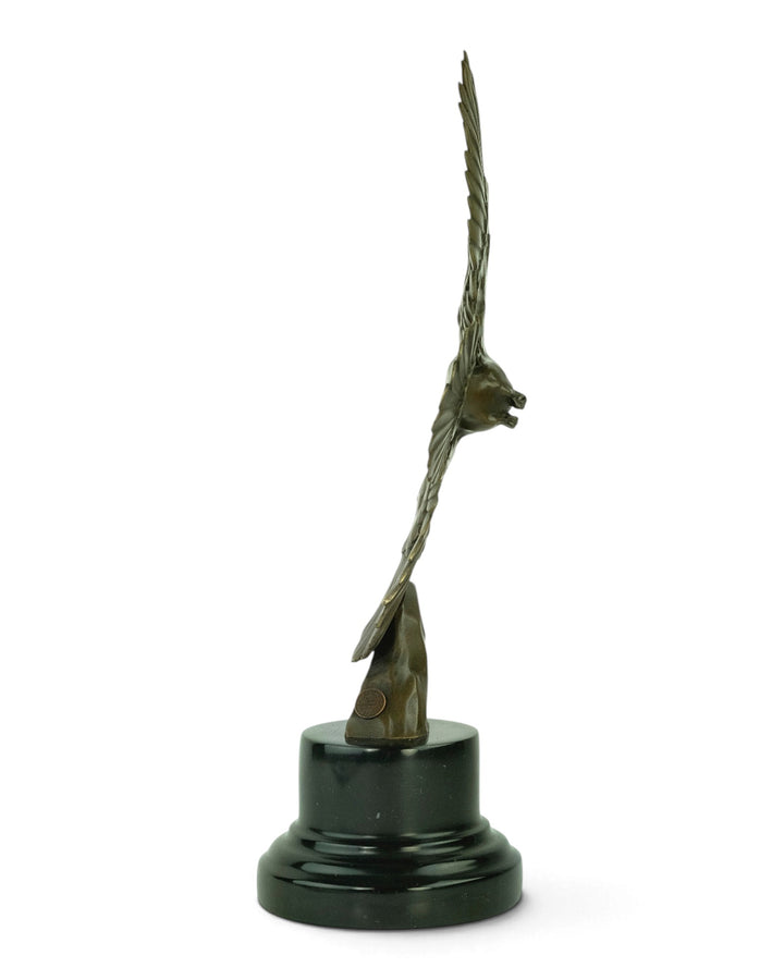 Bronzeskulptur einer fliegenden Taube