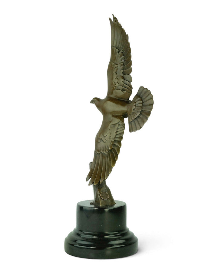 Bronzeskulptur einer fliegenden Taube