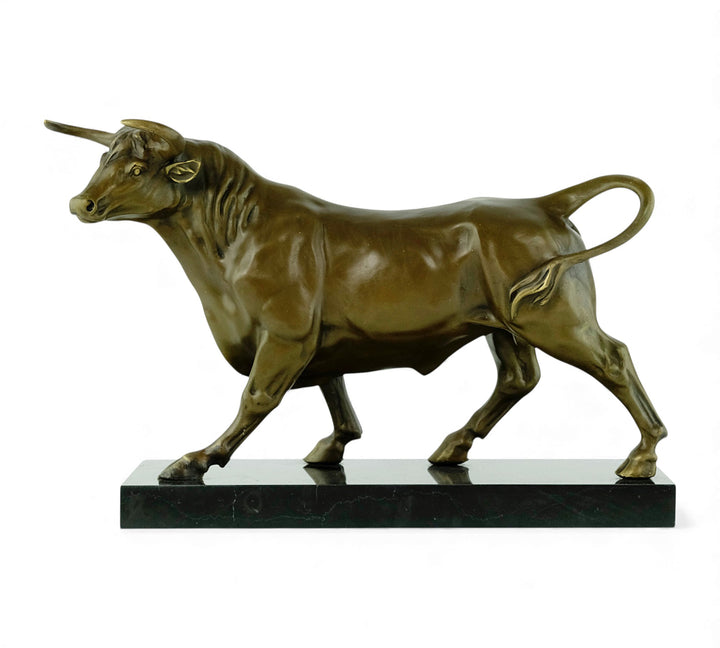 Escultura de bronce de un toro feroz sobre una meseta de mármol