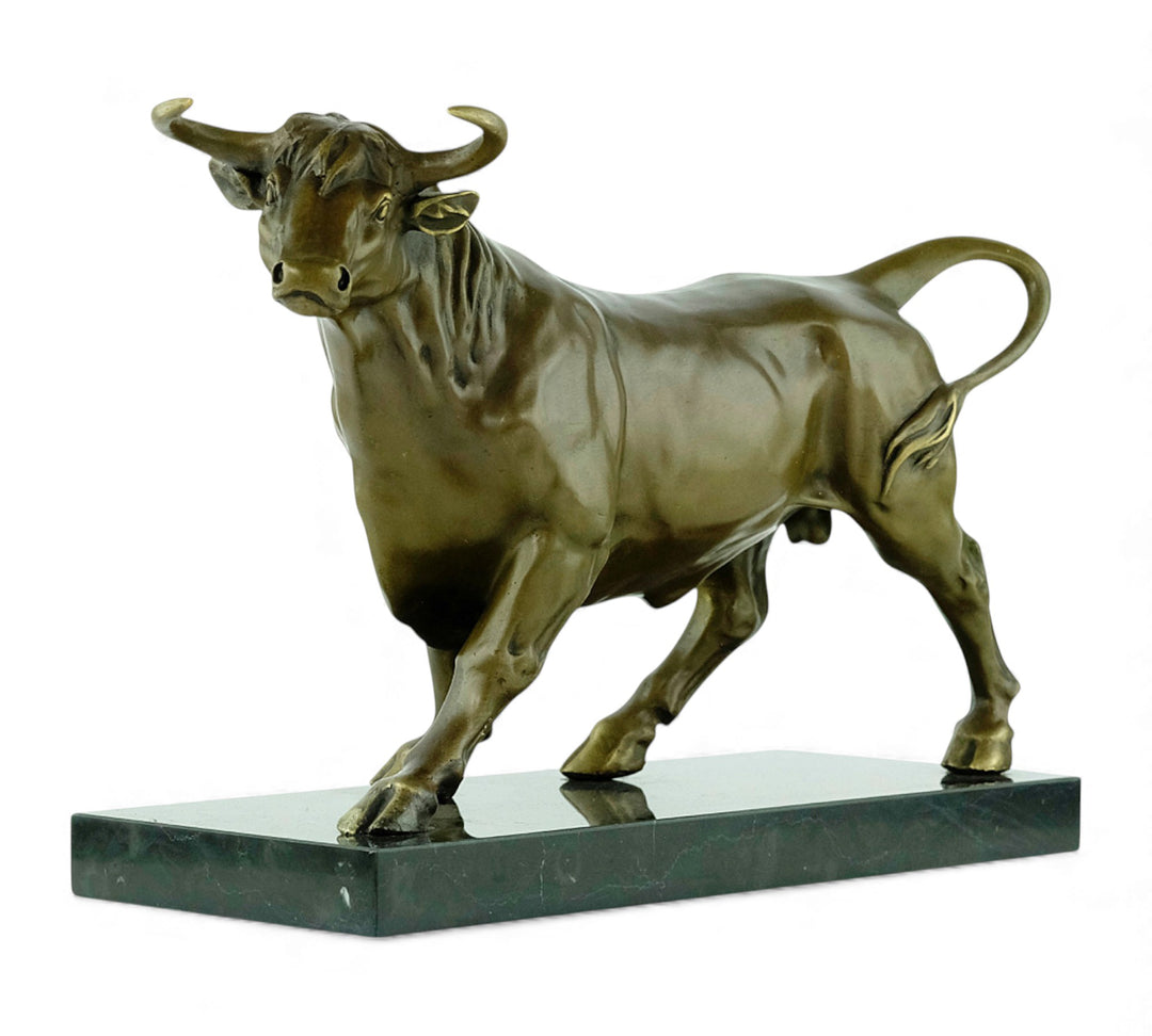 Escultura de bronce de un toro feroz sobre una meseta de mármol