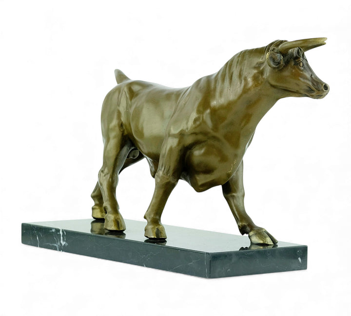 Escultura de bronce de un toro feroz sobre una meseta de mármol