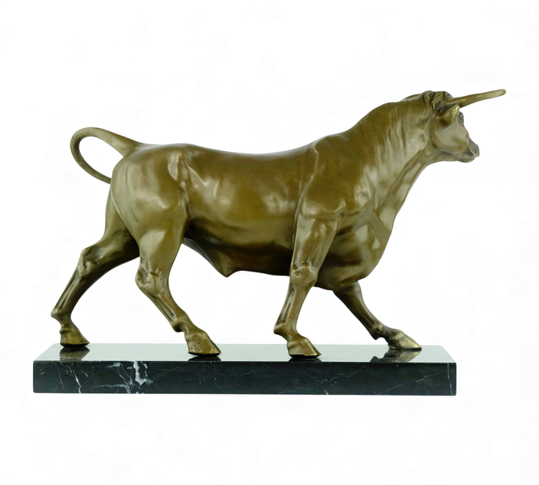 Escultura de bronce de un toro feroz sobre una meseta de mármol