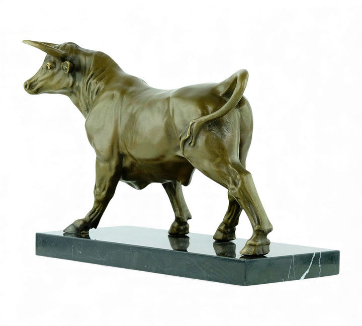 Escultura de bronce de un toro feroz sobre una meseta de mármol