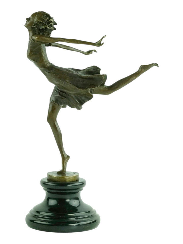 Bronzen beeld van een vrouw die sierlijk danst