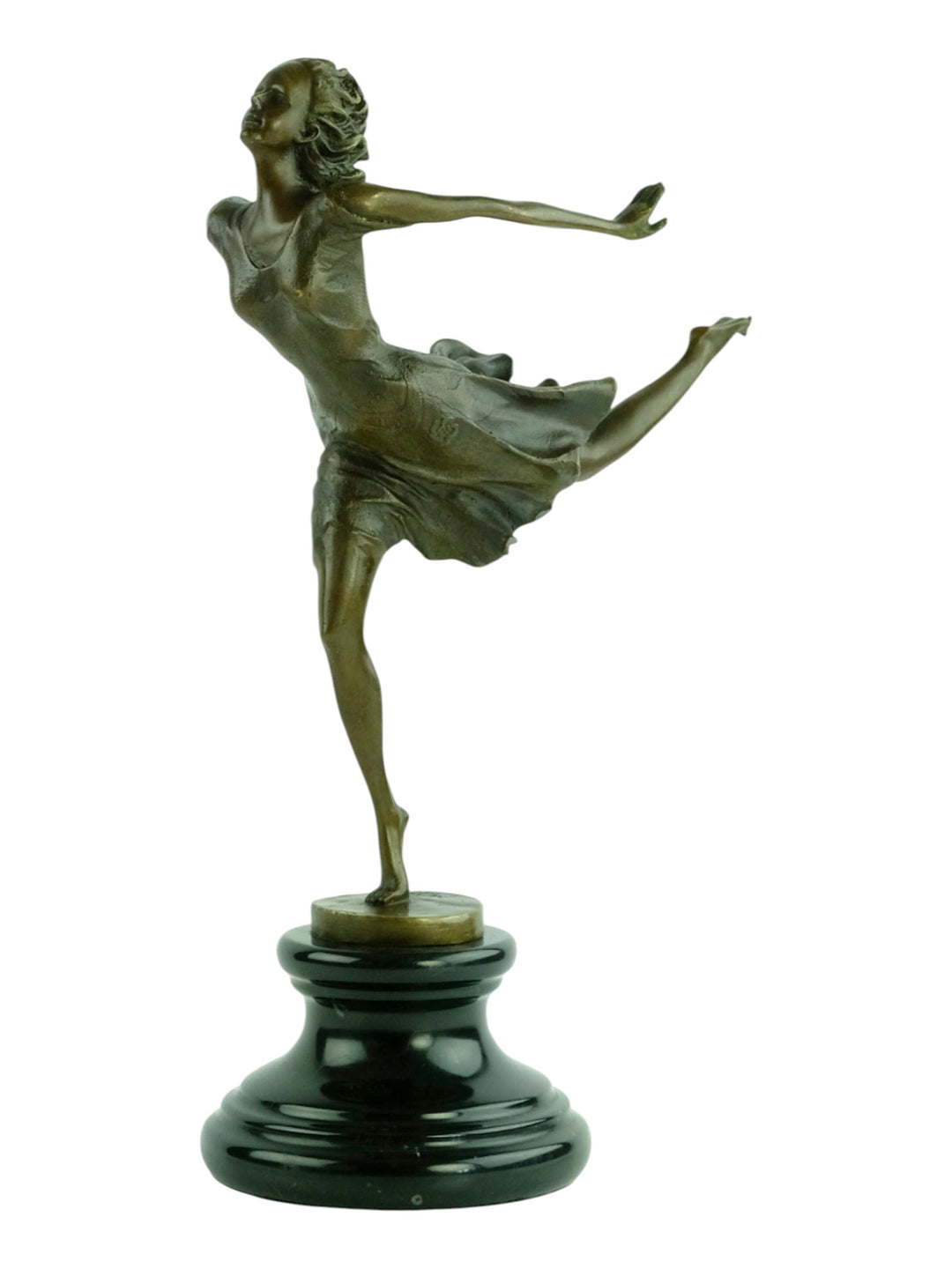 Bronzen beeld van een vrouw die sierlijk danst