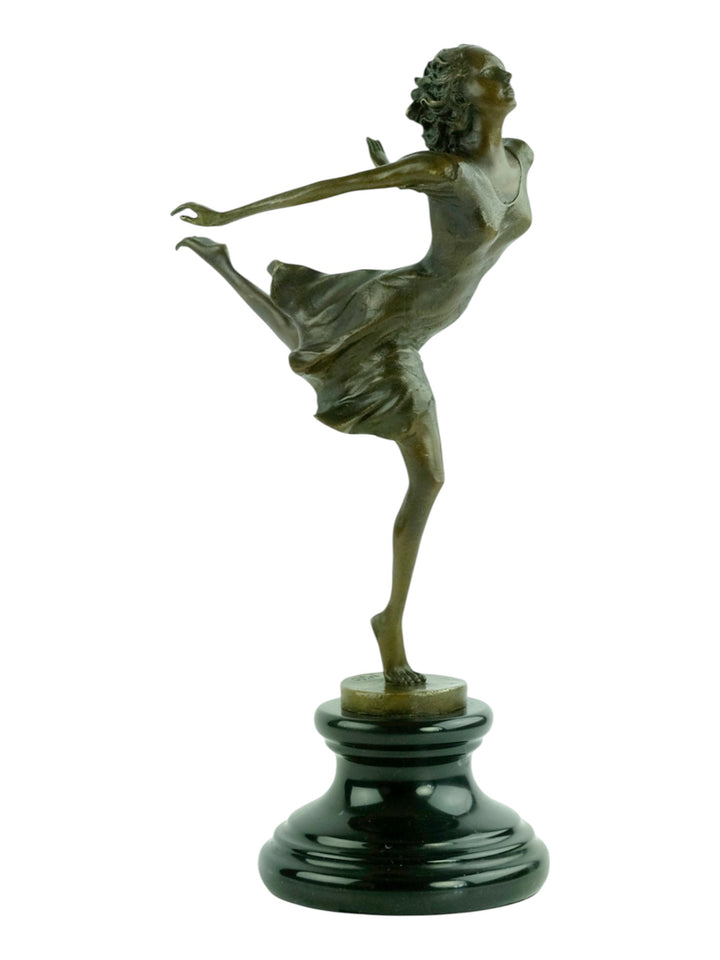 Bronzen beeld van een vrouw die sierlijk danst