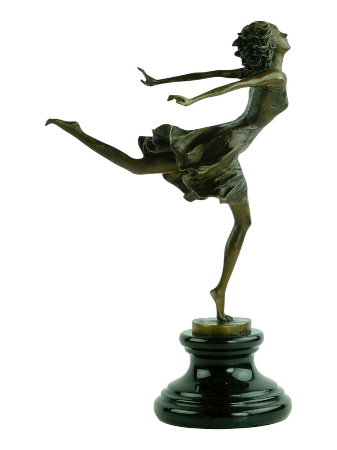 Bronzen beeld van een vrouw die sierlijk danst