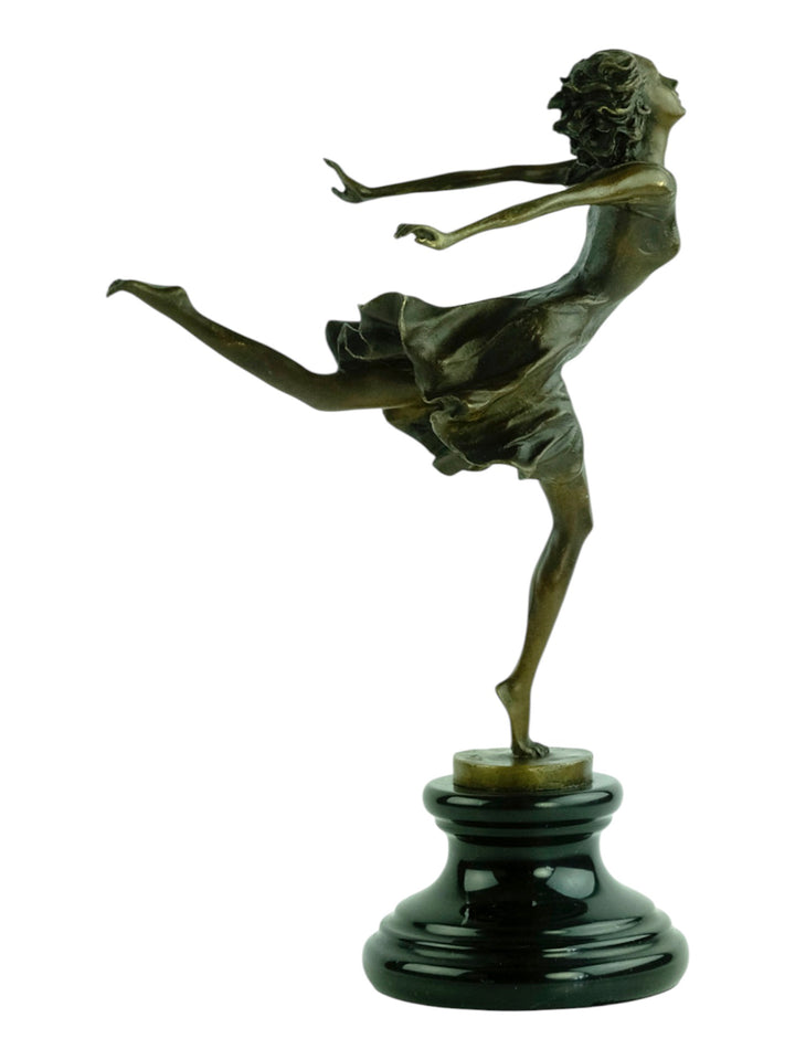Bronzen beeld van een vrouw die sierlijk danst
