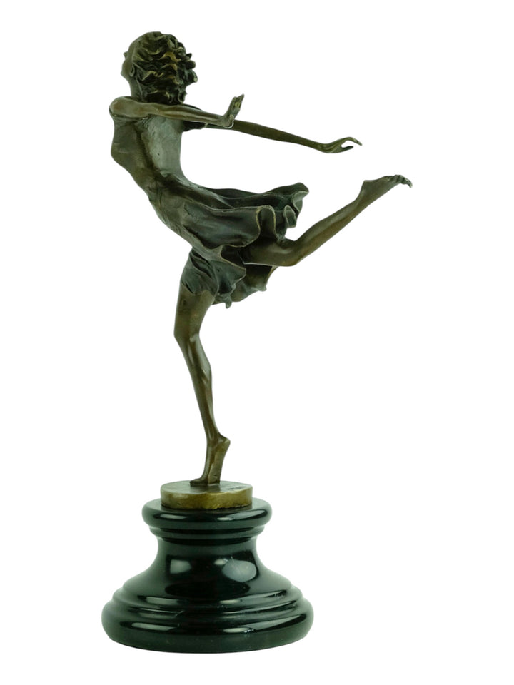 Bronzen beeld van een vrouw die sierlijk danst