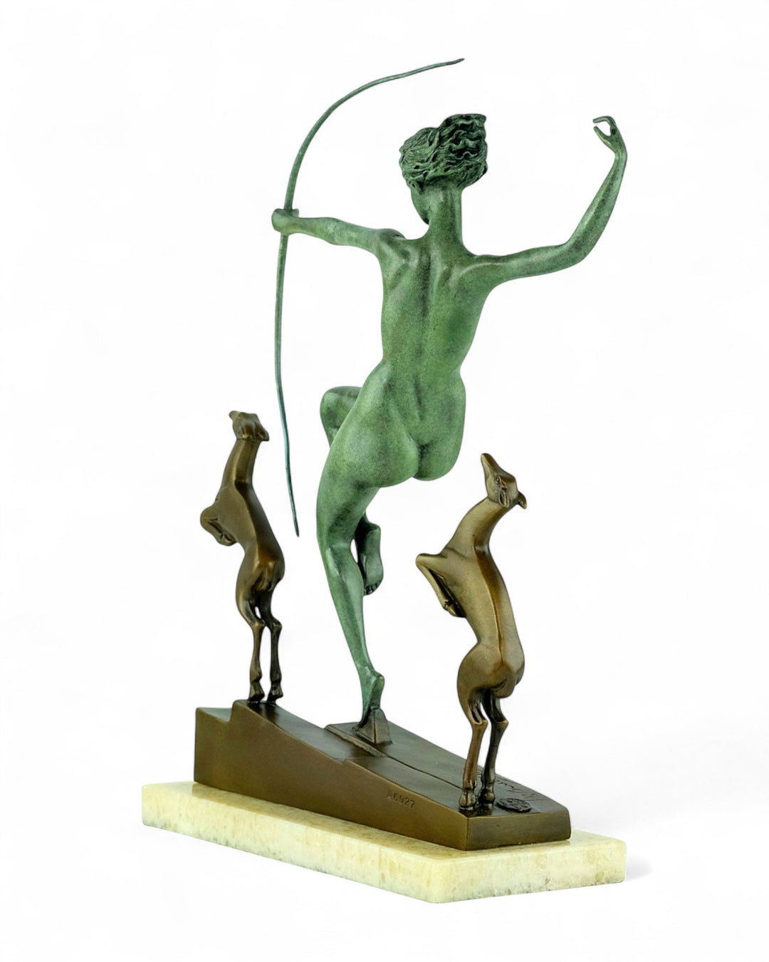 Bronzeskulptur der Diana, der Jägerin, mit springenden Rehen – nach Bouraine