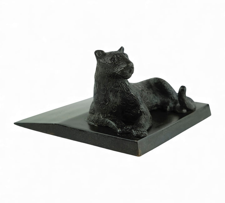 Vintage bronzen deurstopper met een liggende luipaard