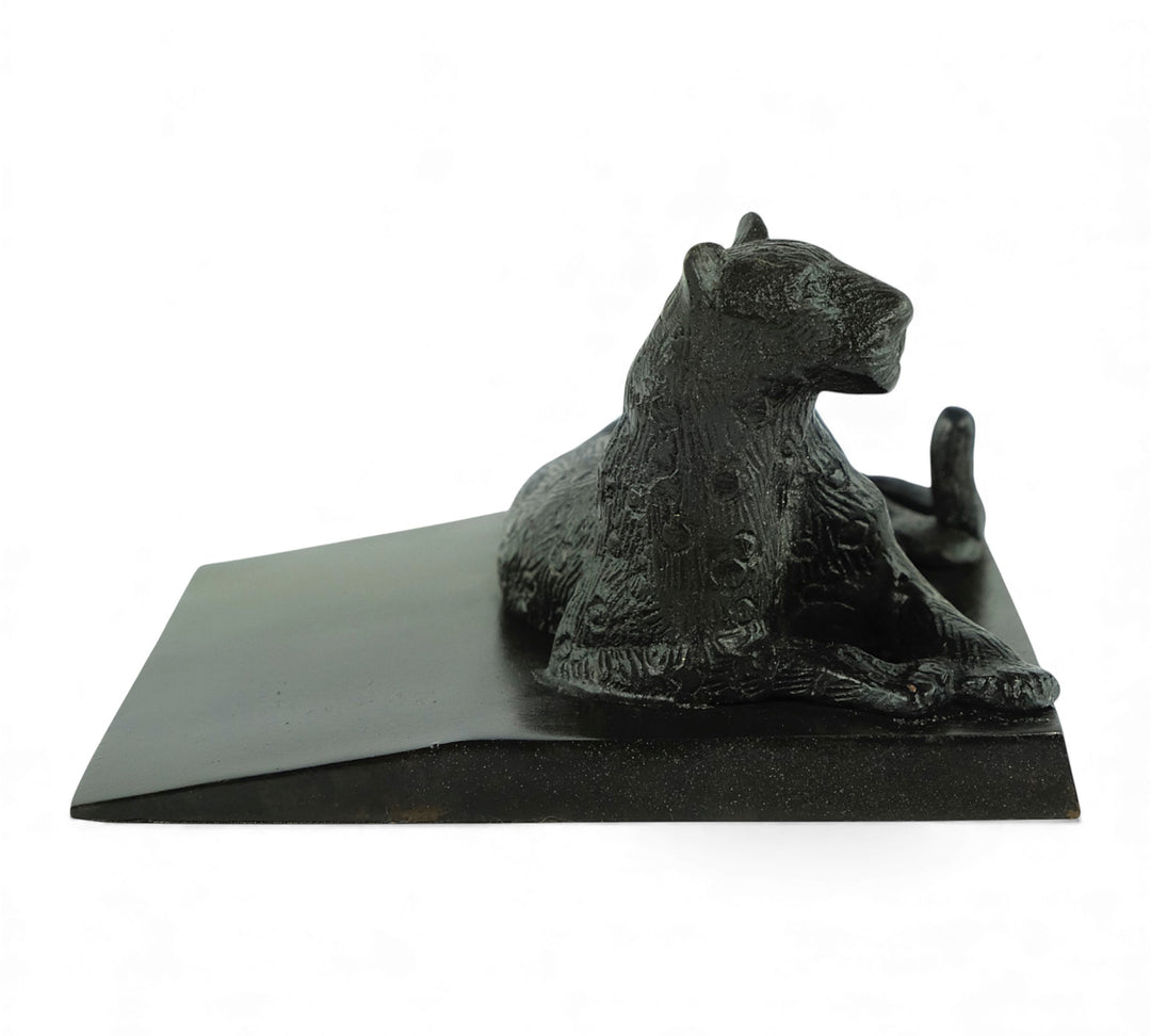 Vintage bronzen deurstopper met een liggende luipaard