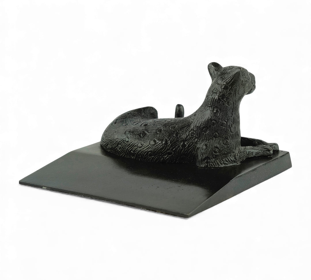 Vintage bronzen deurstopper met een liggende luipaard