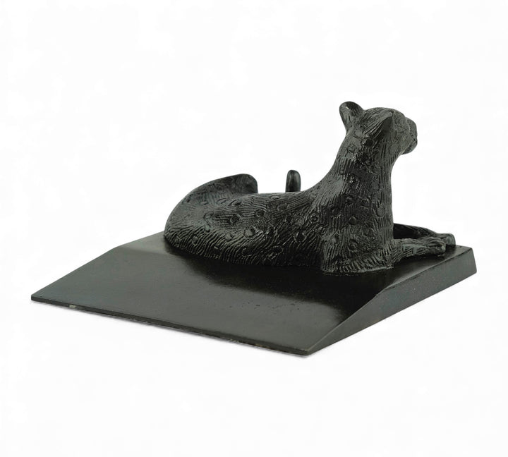 Vintage bronzen deurstopper met een liggende luipaard