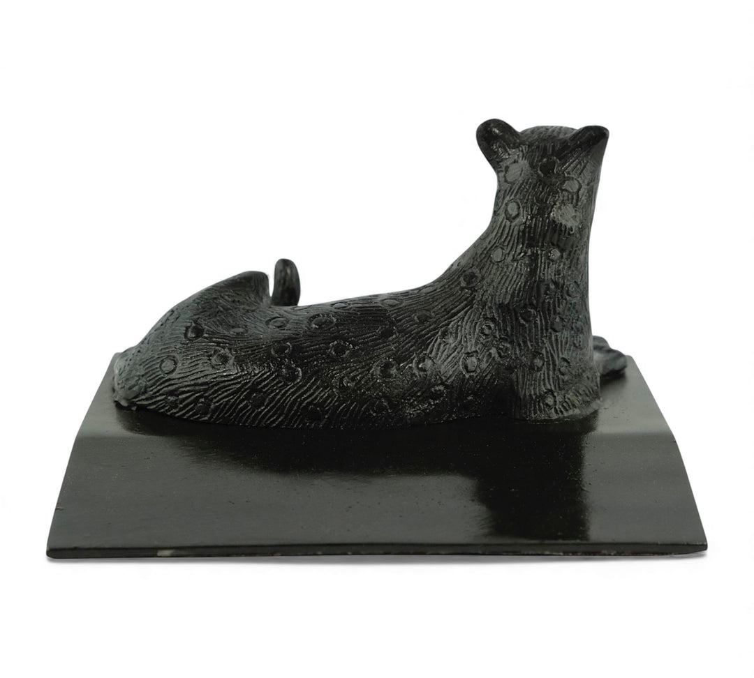 Vintage bronzen deurstopper met een liggende luipaard