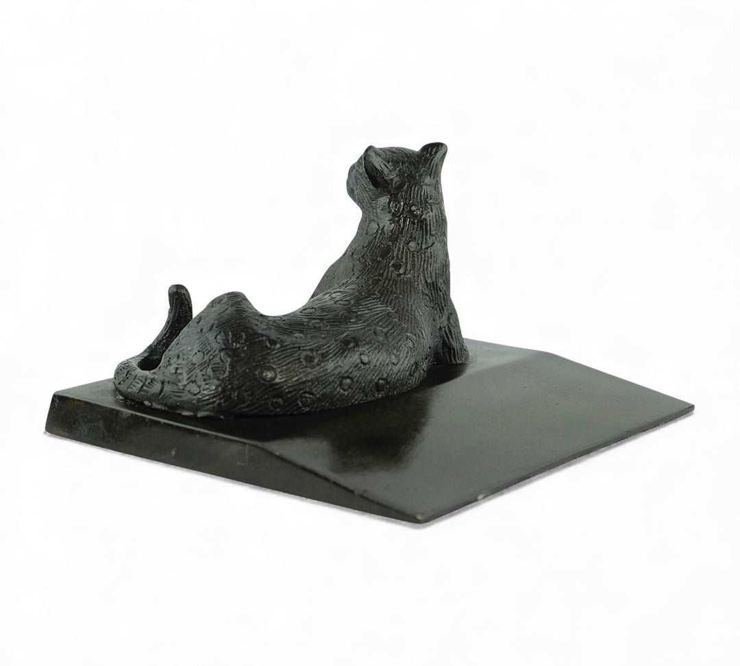 Vintage bronzen deurstopper met een liggende luipaard