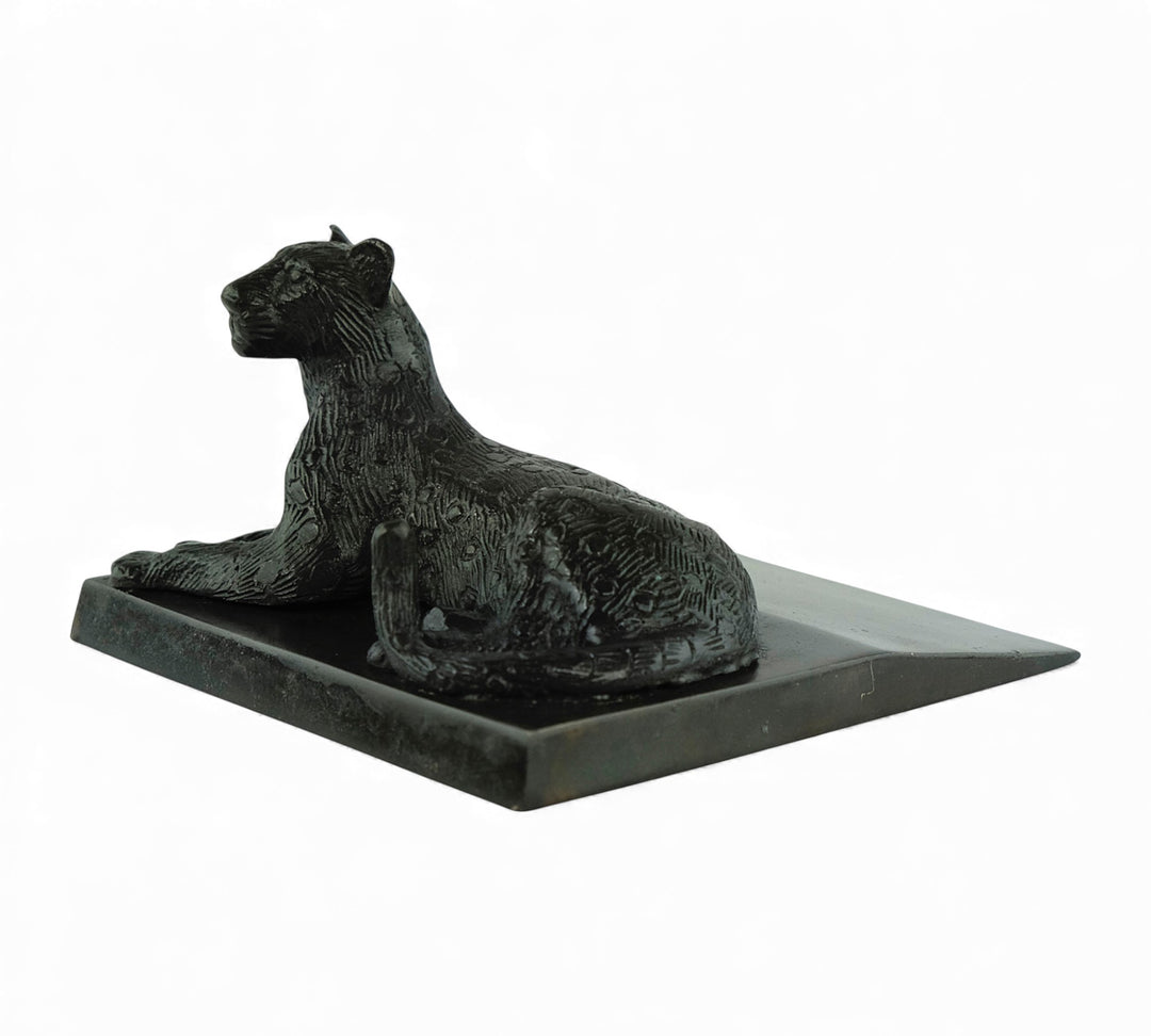 Vintage bronzen deurstopper met een liggende luipaard